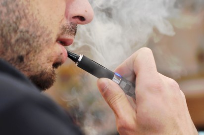 Figyelmeztetnek a tudósok! Több mint 100 mérgező anyagot tartalmaznak az ízesített e-cigaretták
