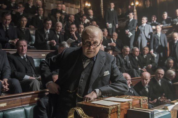 Gary Oldman jako Churchill