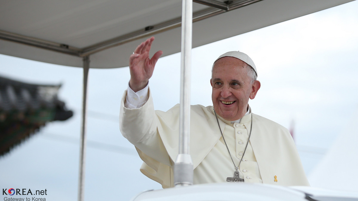 Dziś Franciszek rozpoczyna Rok Święty. Rok Miłosierdzia w Kościele. I mówi: wiara bez miłosierdzia jest martwa. A Kościół, który w swojej codziennej praktyce nie żyje miłosierdziem, zabija Dobrą Nowinę.