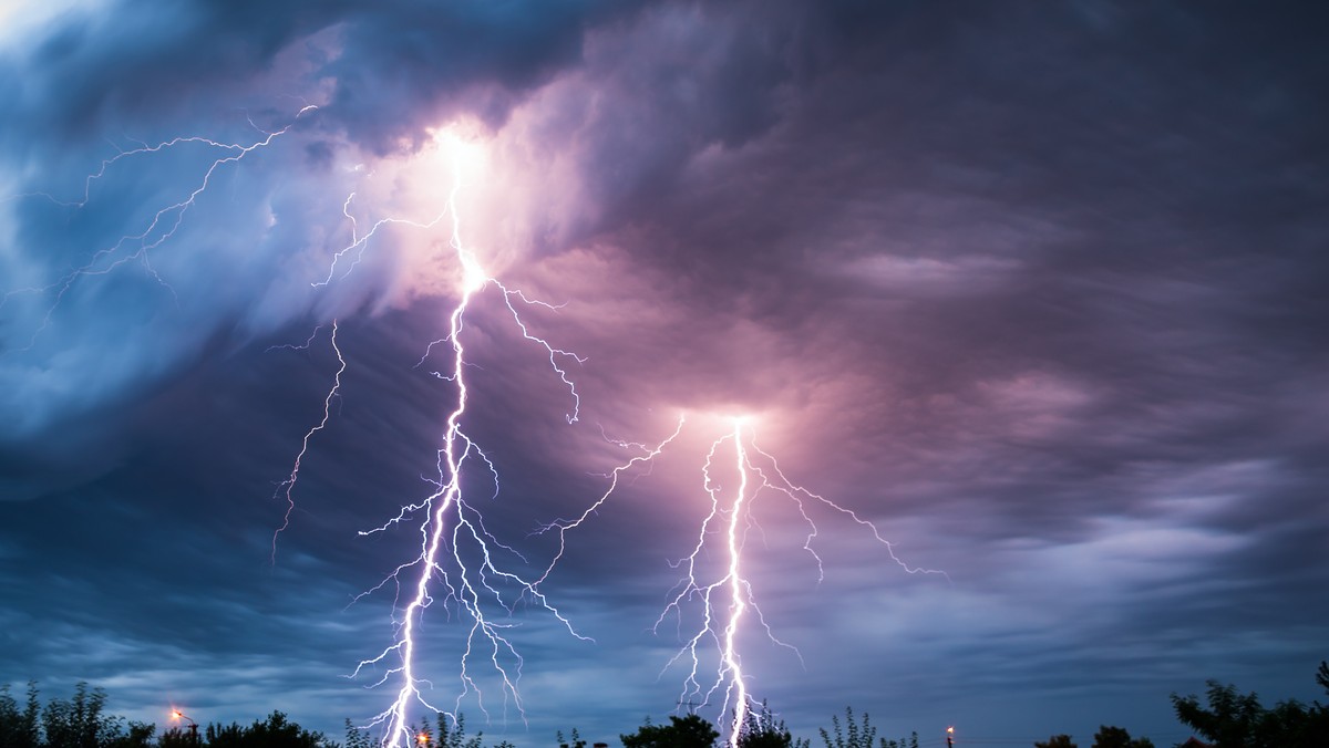 Wtorek upłynie w Krakowie pod znakiem burz z gradem. Synoptycy z Instytutu Meteorologii i Gospodarki Wodnej w Krakowie ostrzegają przed możliwymi burzami z opadami deszczu, miejscami do 35 mm oraz porywami wiatru do 80 km/h.