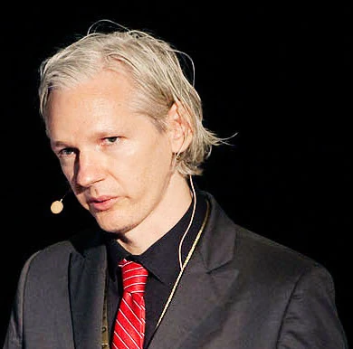 Julian Assange, założyciel WikiLeaks jest Australijczykiem. To nadaje sprawie dodatkowo posmak incydentu międzynarodowego, ale z drugiej strony gwarantuje mu bezpieczeństwo