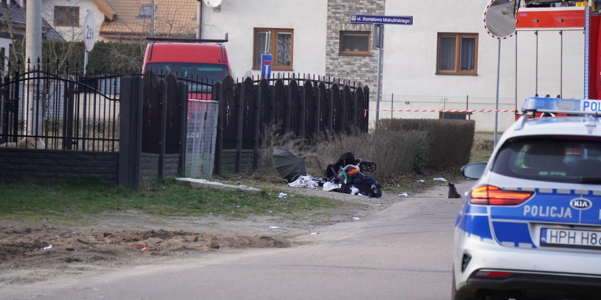 Wypadek w Gostyninie. Samochód potrącił matkę, prowadzącą wózek z dzieckiem.