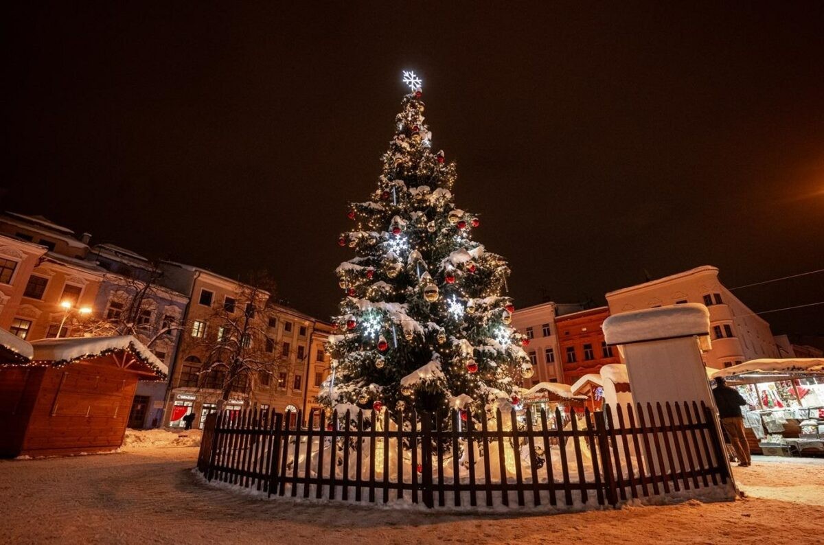 Vianočné trhy v Jihlave prinášajú do centra mesta sviatočnú náladu, trhy plné svetiel, vôní a tradičných pochúťok.