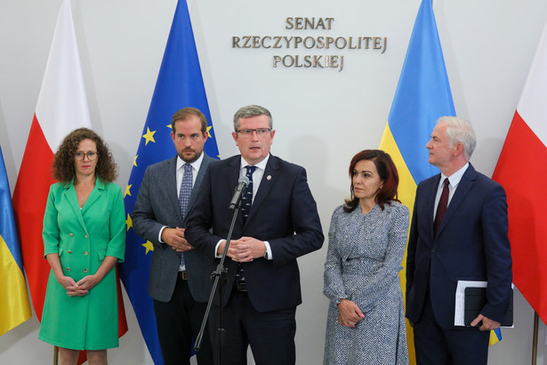 Warszawa, 19.09.2022. Przewodniczący komisji Marcin Bosacki (C), członek komisji, wicemarszałek Senatu Gabriela Morawska-Stanecka (2P), członek komisji, senator Sławomir Rybicki (P), europoseł Sophie in ’t Veld (L) i europoseł Jeroen Lenaers (2L) podczas konferencji prasowej po spotkaniu członków senackiej komisji nadzwyczajnej do spraw wyjaśnienia przypadków nielegalnej inwigilacji, ich wpływu na proces wyborczy w Rzeczypospolitej Polskiej oraz reformy służb specjalnych, 19 bm. w Senacie w Warszawie. (mr) PAP/Paweł Supernak