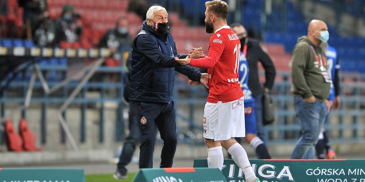 Jakub Błaszczykowski wolał cieszyć się z gola razem z Kazimierzem Kmiecikiem a nie Peterem Hyballą.