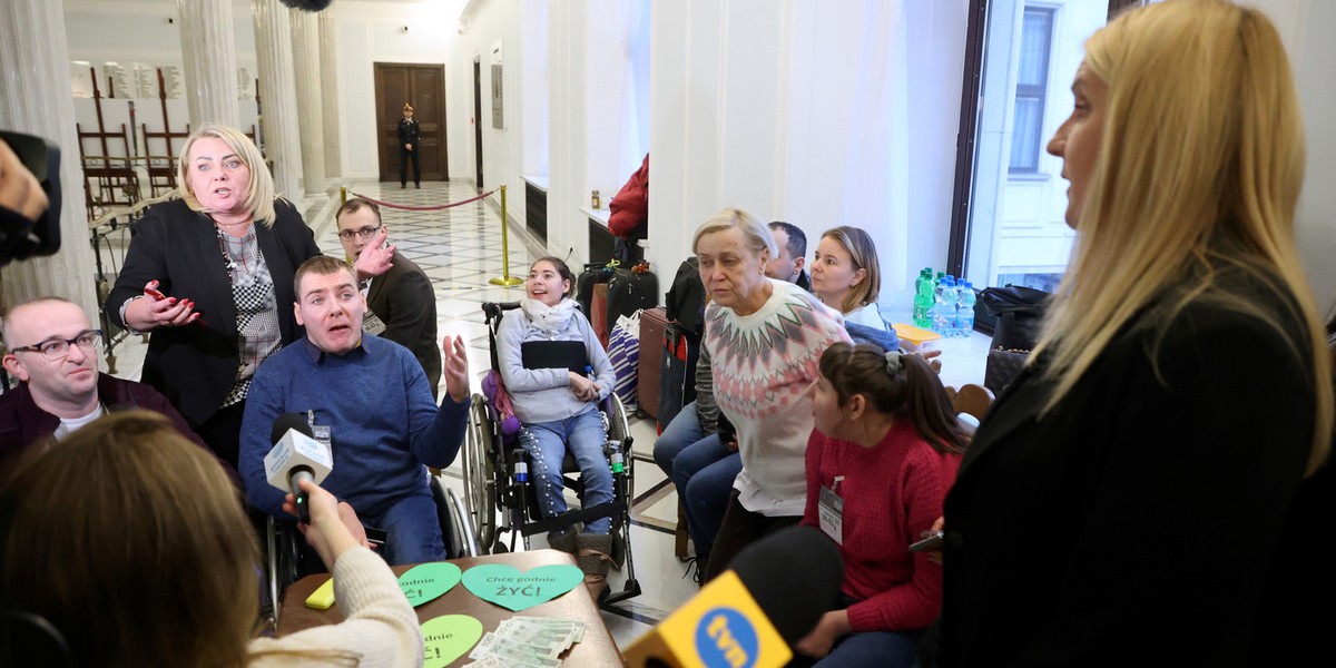 Minister ds. integracji społecznej Agnieszka Ścigaj rozmawiała z osobami protestującymi w Sejmie