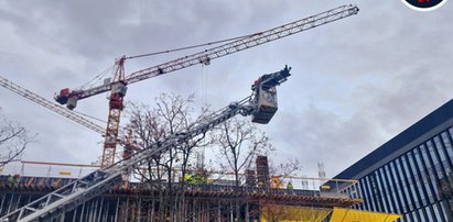 Groźny wypadek na budowie. Mężczyzna spadł z drabiny