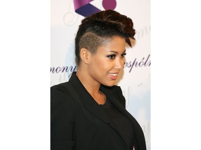 Kazadi lubi eksperymentować z charakterystycznymi fryzurami: włosami asymetrycznie upiętymi, wygolonymi po bokach lub spiętrzonymi w fatazyjny czub.