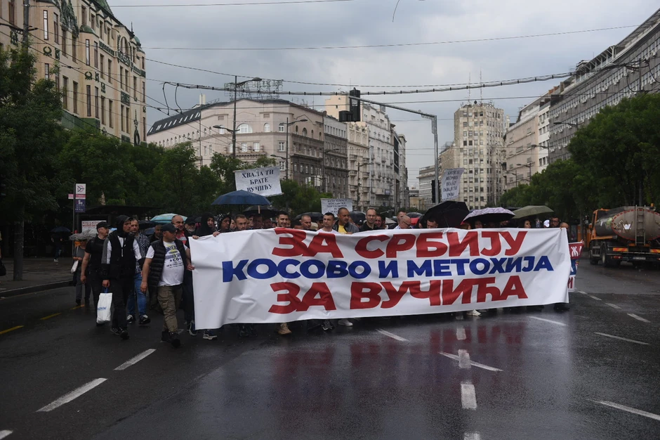 Kolona simpatizera SNS na Terazijama