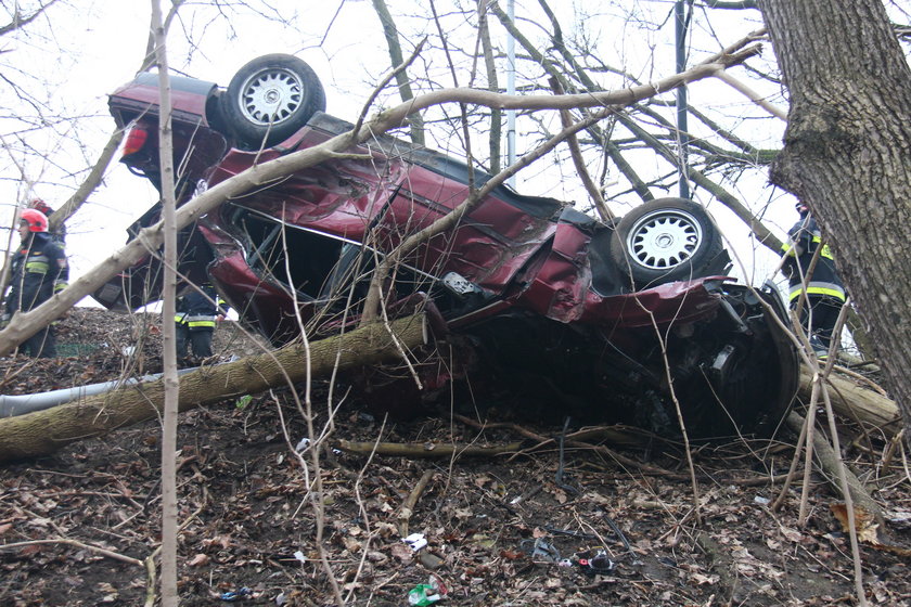 Groźny wypadek na Wisłostradzie. Auto wypadło z drogi.