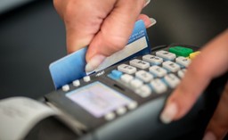 Raport NBP: Ponad 47 proc. Polaków woli płacić bezgotówkowo