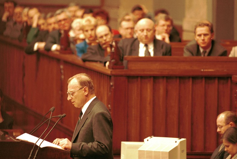 Afera "Olina" wybuchła po tym, jak Andrzej Milczanowski oskarżył z trybuny sejmowej  Józefa Oleksego o współpracę z rezydentami KGB