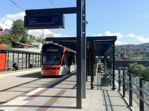 Polski Torpol był generalnym wykonawcą prac torowych jednego z trzech etapów tej inwestycji. Bybanen liczy dziś 14 km długości i 15 przystanków. Kiedy w 2016 r. zakończy się trwająca budowa trzeciego etapu, kolejka połączy centrum Bergen z portem lotniczym Flesland. Głównym źródłem finansowania tej inwestycji są pobierane od kierowców elektroniczne opłaty za wjazd do centrum, które obowiązują od 1984 r. Czytaj więcej o norweskich kontraktach Torpolu Fot. Konrad Majszyk