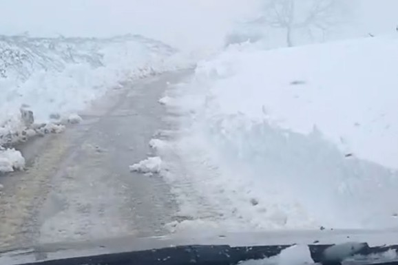 (FOTO, VIDEO) SNEG PREKO METAR, LJUDI SE PROBIJAJU DO KUĆA U ovom delu Srbije snežne padavine dostigle METAR, iz AMSS uputili VAŽAN APEL