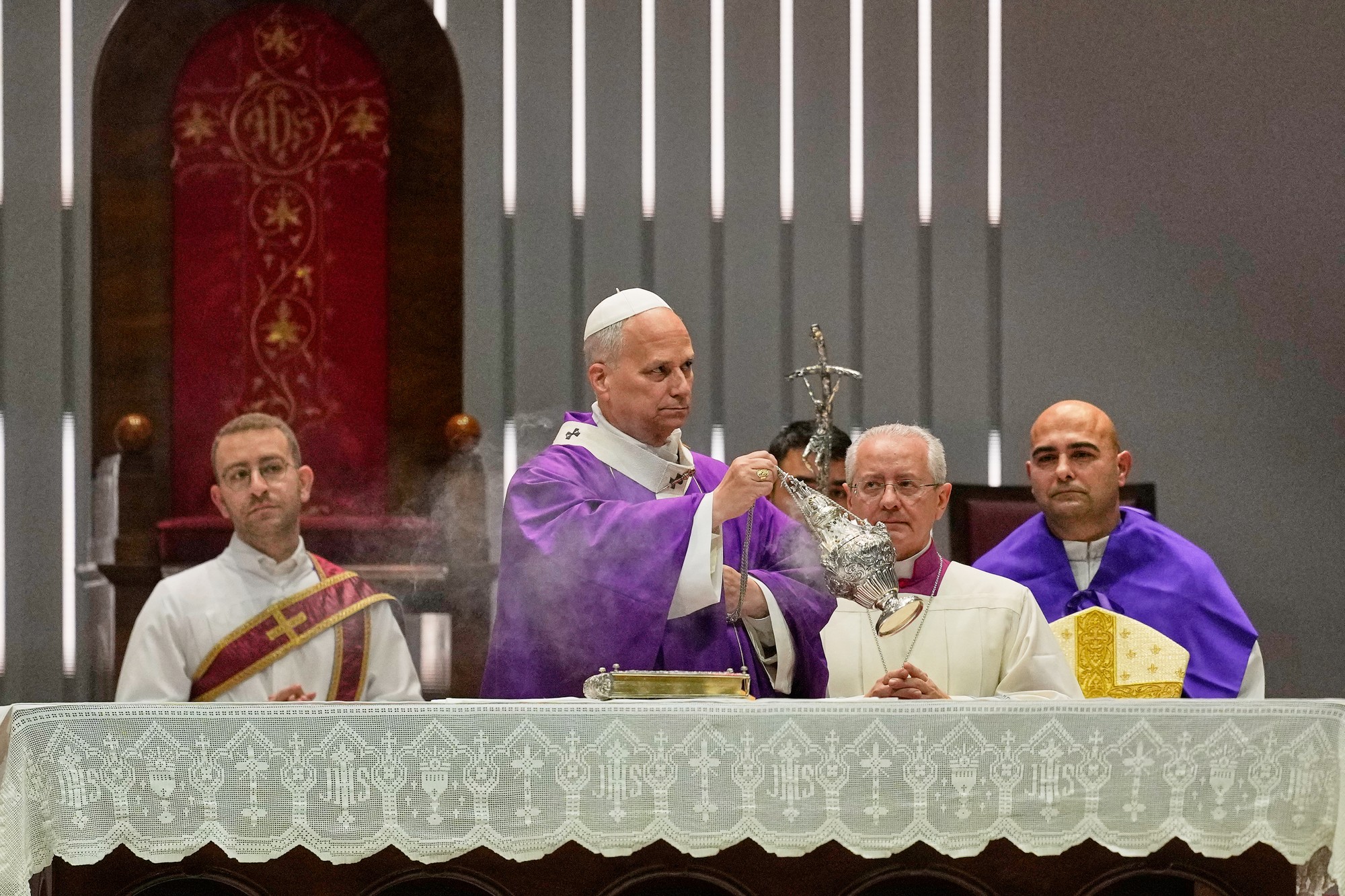 Na snímke pápež Lev XIV. celebruje omšu vo Volkswagen Arene v Istanbule.