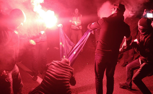 Młodzież Wszechpolska chwali się spaleniem flagi UE: Dodatkowo możemy zarobić. Policja: W tym nie ma nic śmiesznego