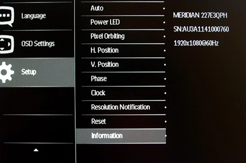 Firma Philips opracowała menu ekranowe w 9 różnych językach, także w tureckim, ale zapomniała o polskich użytkownikach. Intrygująca jest informacja o samym urządzeniu (po prawej) - model się zgadza, ale przed nim, zamiast Philips, widnieje słowo Meridian, które, jak informuje, producent określa generację monitora