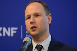 Tajny proces byłego przewodniczącego KNF. "Robione jest wszystko, by o aferze zapomniano"