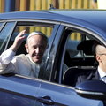Czym jeździ papież? Zobacz, jak zmieniały się samochody Watykanu