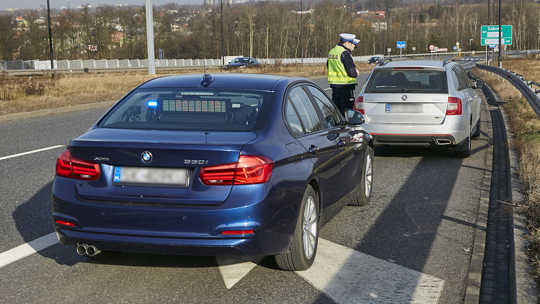 Policjanci na potęgę rozbijają nowe BMW