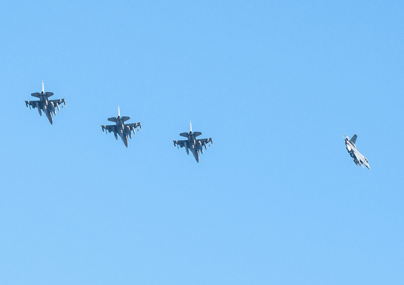 W bazie lotniczej w Łasku wylądowały pierwsze samoloty F-16 (5). Łask, 13.03.2014. Źródło: PAP/Grzegorz Michałowski