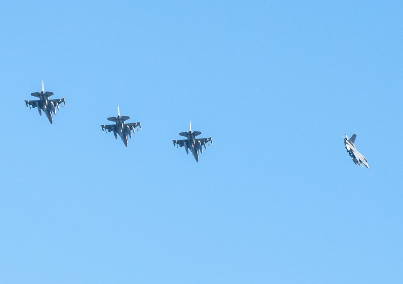 W bazie lotniczej w Łasku wylądowały pierwsze samoloty F-16 (5). Łask, 13.03.2014. Źródło: PAP/Grzegorz Michałowski