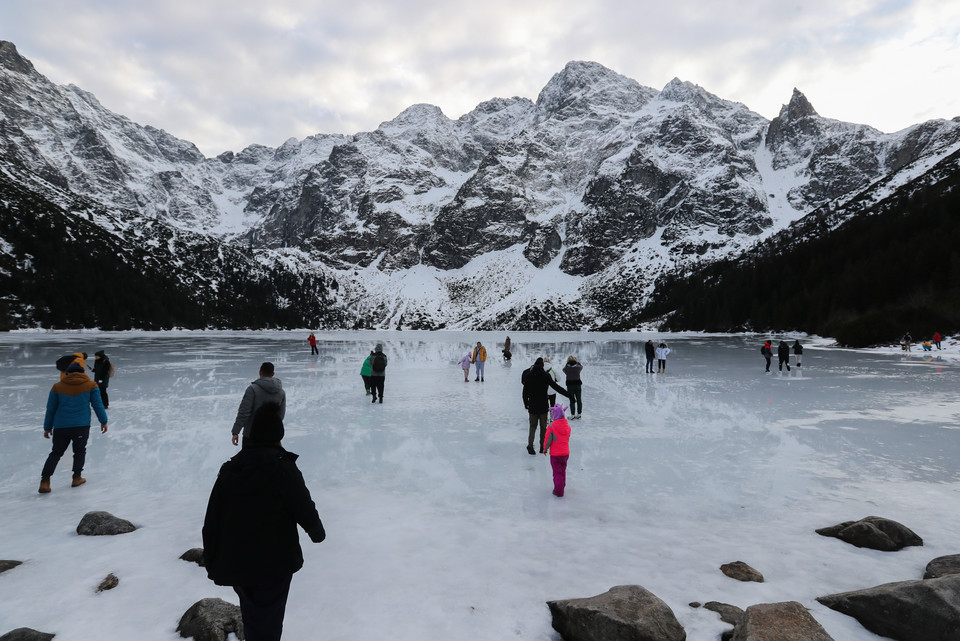 Turyści na tafli lodu na jeziorze Morskie Oko w Tatrach