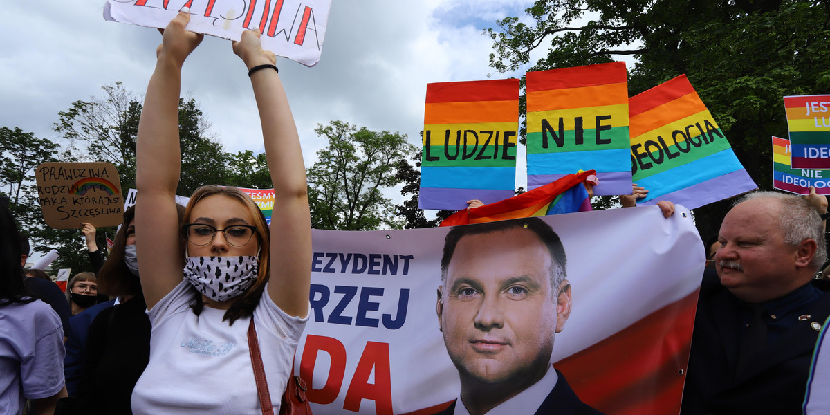 Na wiecu Dudy grupka osób protestowała przeciwko atakom na mniejszości seksualne