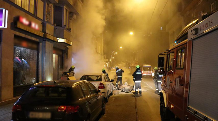 A lomtalanítás miatt az utcára rakott tárgyakat gyújtotta fel valaki több helyen Budapesten / Fotó: police.hu