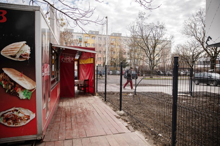 Budowlany absurd w Warszawie. By dojść do ulicy, trzeba przejść przez bar z kebabem