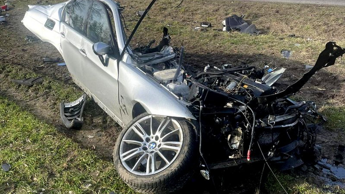 Tragiczny wypadek na Lubelszczyźnie. BMW rozpadło się na kawałki