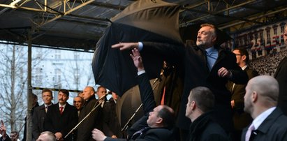 Prezydent Komorowski o mały włos nie dostał jajkiem!