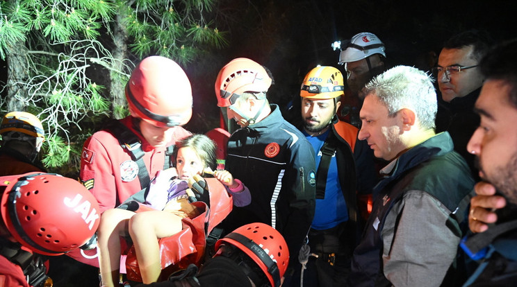 Antalya tartomány kormányzósága által közreadott kép a mentőalakulatok tagjáról, miután kimentettek egy kislányt a dél-törökországi Antalya felvonójának egyik kabinjából / Fotó: MTI / EPA / Antalya tartomány kormányzósága
