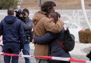 Ljudi odaju poštu žrtvama požara u baru u Krans-Montani, Švajcarska, 2. januara