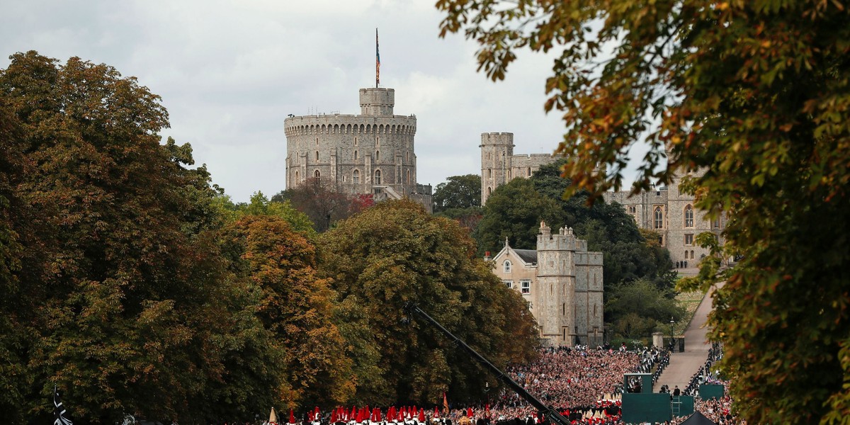 Pogrzeb Elżbiety II. Trumna z ciałem królowej na zamku Windsor. 