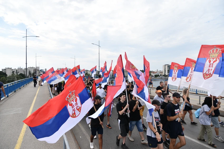Veliki broj građana krenuo je danas nešto posle 14.30 peške iz Novog Sada ka Sremskim Karlovcima, kako bi prisustvovali obeležavanju Dan sećanja na sve stradale i prognane u hrvatskoj oružanoj akciji "Oluja".