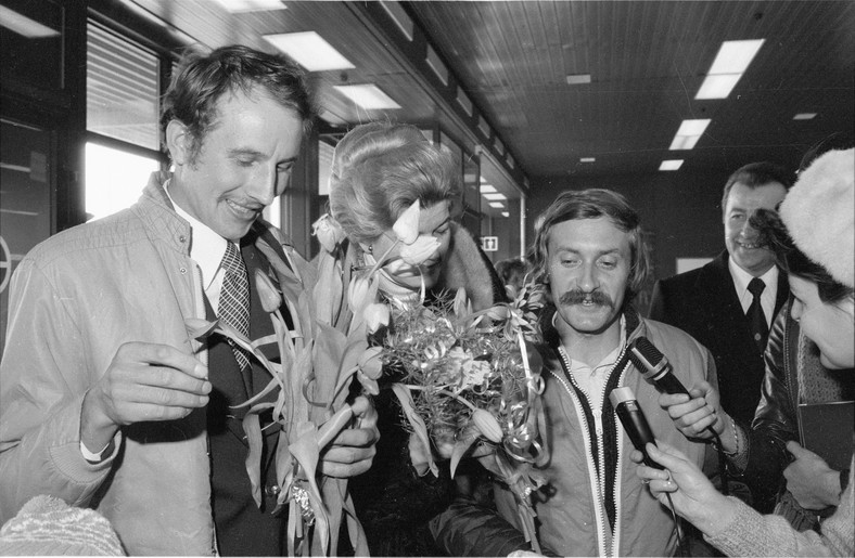 Leszek Cichy i Krzysztof Wielicki udzielają wywiadu na lotnisku Okęcie, Warszawa 1980 rok