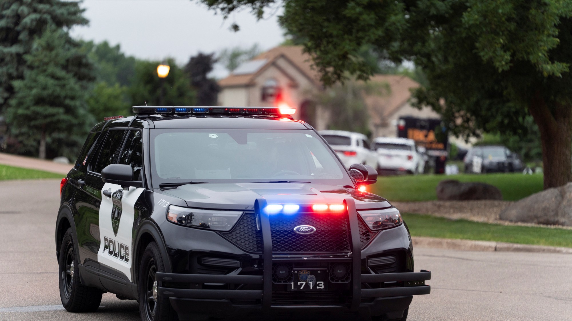 V USA pokračuje pátranie po atetnátnikovi po sobotňajšej streľbe na politikov, v nasadení sú stovky policajtov