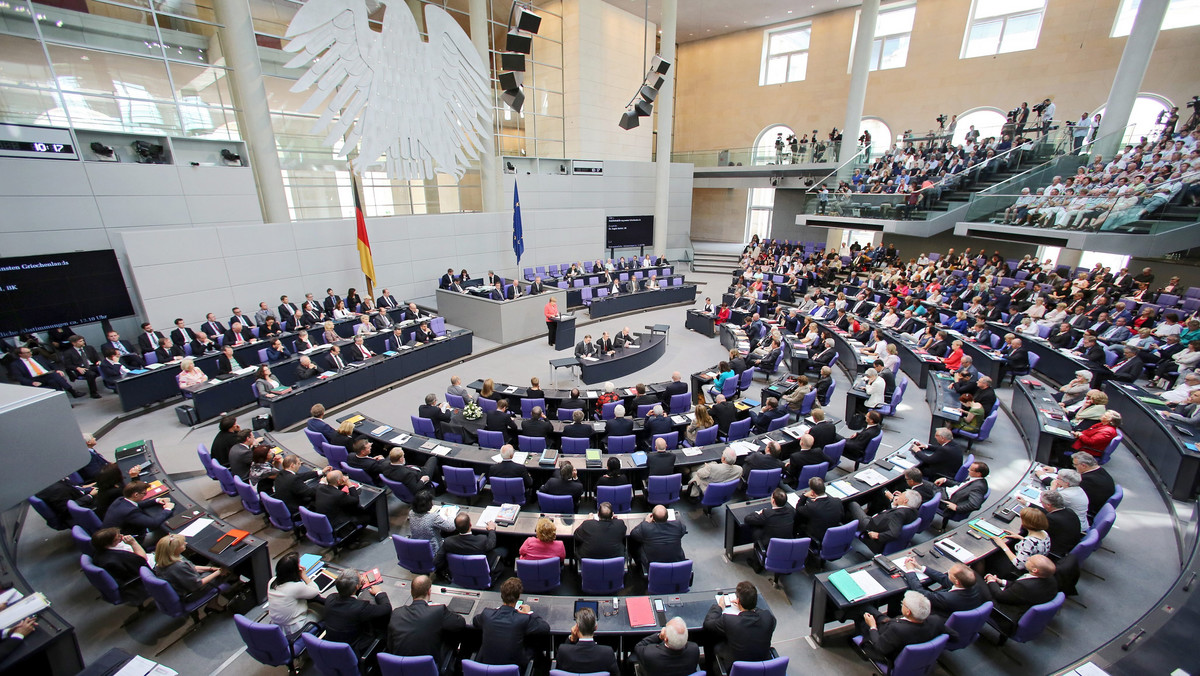 Niemiecki Bundestag wyraził w piątek zgodę na rozpoczęcie przez rząd Angeli Merkel negocjacji o trzecim programie pomocowym dla Grecji w wysokości 86 mld euro. Za wnioskiem resortu finansów o udzielenie mandatu głosowało 439 z 598 obecnych w sali obrad posłów.