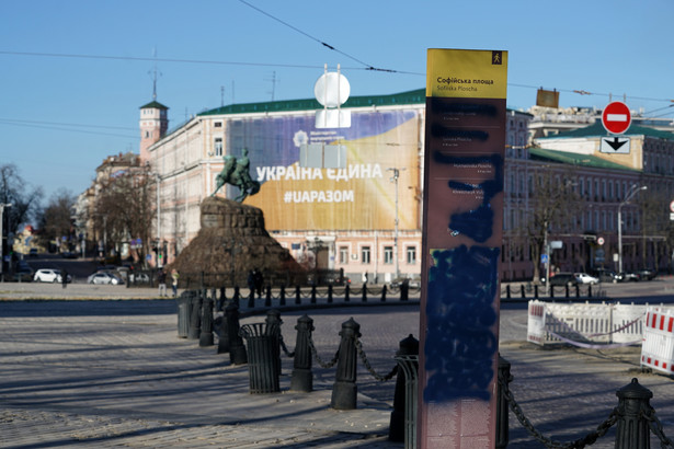 Na zdjęciu z 21.03.2022 zamalowane znaki drogowe w Kijowie