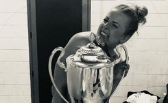 Joanna Wołosz tradycyjnie zrobiła sobie nagie zdjęcie ze zdobytym trofeum