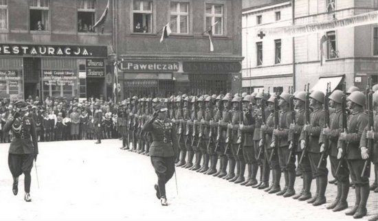 Przegląd 55. Pułku Piechoty na rynku w Lesznie w 1938 r. To właśnie żołnierzom tej jednostki przypadło w udziale przeprowadzenie wypadu rozpoznawczego na terytorium III Rzeszy