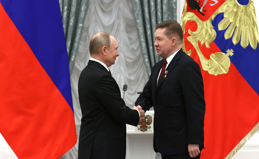 Trzy tygodnie przed inwazją na Ukrainę. Władimir Putin wręcza Aleksiejowi Millerowi odznakę Bohatera Pracy Rosji. Kreml, 2 lutego 2022 r. 