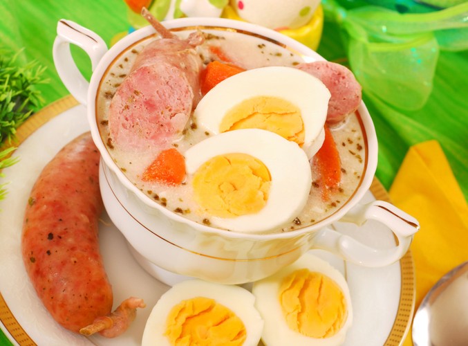 Żurek z białą kiełbasą i jajkami