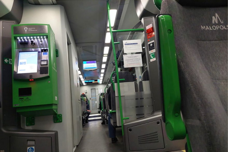 W pociągu Luxtorpeda dostępnych jest kilka automatów biletowych