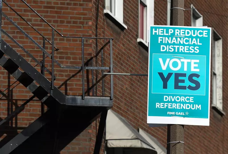 Plakat zachęcający do głosowania na &quot;tak&quot; w referendum dotyczącym wycofania czteroletniego okresu separacji, 2019 r. / Getty Images