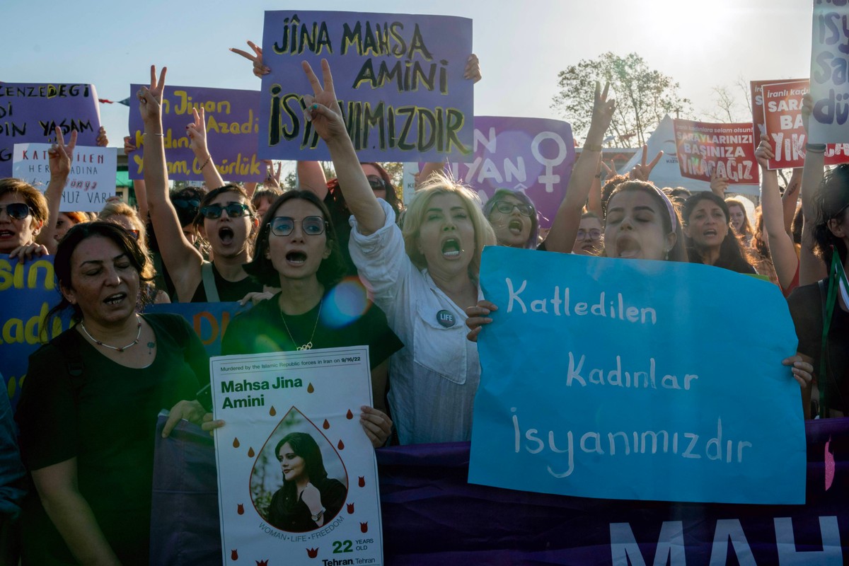 Rally in Istanbul on the death anniversary of Iranian woman Mahsa Amini