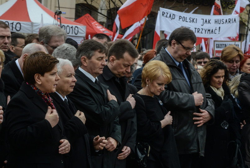 Premier Beata Szydło, prezes PiS Jarosław Kaczyński, marszałek Sejmu Marek Kuchciński, minister spraw wewnętrznych i administracji Mariusz Błaszczak, posłanka PiS Jolanta Szczypińska oraz posłanka PiS Dorota Arciszewska-Mielewczyk w trakcie Apelu Pamięci przed Pałacem Prezydenckim na Krakowskim Przedmieściu w szóstą rocznicę katastrofy smoleńskiej.