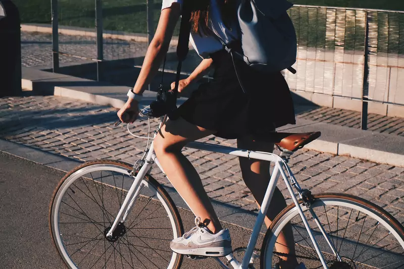 Poza komunikacją miejską i samochodem, wybierz rower. W ostatnich latach przeanalizowano spis ludności Anglików i Walijczyków i wykazano, że podróżowanie do pracy rowerem wiąże się z mniejszym ryzykiem przedwczesnej śmierci. / Murillo de Paula, Unsplash