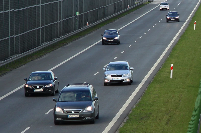 Odstęp między autami jadącymi po autostradzie liczony w metrach nie powinien być mniejszy niż połowa liczby określającej prędkość w km/h, czyli np. przy 140 km/h nie może to być mniej niż 70 m